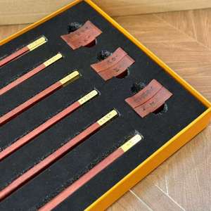 Juego de palillos de madera de lujo, 5 pares, mango de madera roja con puntas de metal, reutilizables, en caja de regalo para el hogar y restaurantes - Product Image 4