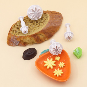 Lot de 4 <span class=keywords><strong>emporte</strong></span>-pièces <span class=keywords><strong>marguerite</strong></span> en plastique écologique pour biscuits, moule à gâteau, résistant au lave-vaisselle et au micro-ondes - Product Image 1