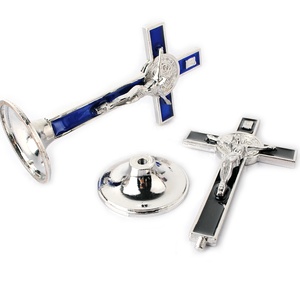 13mm hoog katholiek religieus metalen staand St. Benedictus kruisbeeld met voetstuk - Product Image 4