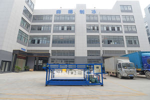 เครื่องทำน้ำแข็งบล็อกอุตสาหกรรม SINDEICE ขนาด 2 ตัน 220V ระบบทำความเย็นด้วยอากาศ สแตนเลส 304 ควบคุมอัตโนมัติด้วย PLC ความแม่นยำสูง ผลิตน้ำแข็งได้ 10 กก. - Product Image 4