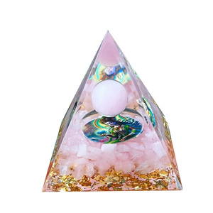Pyramide en résine époxy avec pierres de cristal, ornement de bureau, œil de chat rose, quartz rose, décoration d'aquarium, cadeau - Product Image 5