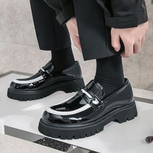 Nouvelles Chaussures Décontractées de Créateur à Semelle Épaisse Style Non-Plat à Enfiler pour Hommes, Mocassins Confortables Noirs en Cuir Verni, Chaussures de Mariage Plates - Product Image 1