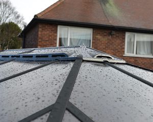 Pérgola de Aluminio para Exteriores, Gazebo con Techo de Policarbonato Impermeable, Protección UV, Canaletas para Lluvia, para Patio, Jardín, Terraza - Product Image 3