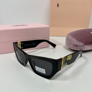 Lunettes de soleil au design carré, rétro-chic et à monture ajustée. Lunettes de soleil tendance avec protection solaire. Unisexe. - Product Image 2