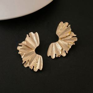 Pendientes de Hoja de Ginkgo Biloba de Acero Inoxidable de Alta Calidad, Chapados en Oro de 14K, Hechos a Medida, Diseño de Flor Delicada para Mujer - Product Image 3