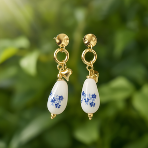 Pendientes Colgantes de Moda, Chapados en Oro PVD, Acero Inoxidable 316L, Diseño Floral Blanco y Azul, Sostenibles y Resistentes - Product Image 3