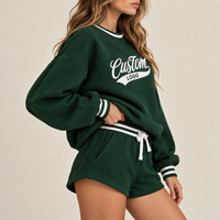 Ensemble deux pièces pour femme : Sweat-shirt oversize vintage à col montant, à blocs de couleur et rayures, avec patchs brodés, et short de sport