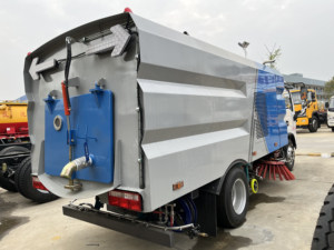 Camion balayeuse compacte DFAC 4x2 pour voirie, aspirateur de poussière routier avec pulvérisation d'eau, à vendre - Product Image 2