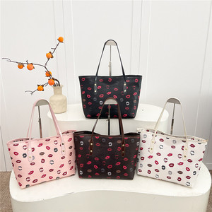 Borsa a tracolla grande capacità versione coreana popolare 2026, borsa tote alla moda con motivo rossetto rosso da donna - Product Image 1