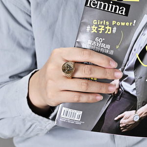 Un elegante y sofisticado anillo para hombre con un diseño vintage de pirámide egipcia en acero de titanio, que encarna el "Ojo de Dios" - Product Image 2