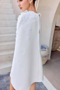 Minivestido con capa, estilo elegante y lujoso para dama, tela blanca - Product Image 5