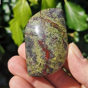 Vente en gros de pierres de sang de dragon sculptées de haute qualité, style bohème, pour la méditation, la décoration intérieure et la chance - Product Image 3