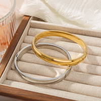 Bracelet élégant et simple pour femme en acier inoxydable plaqué or avec fermoir sphérique poli à la main, sensation haut de gamme