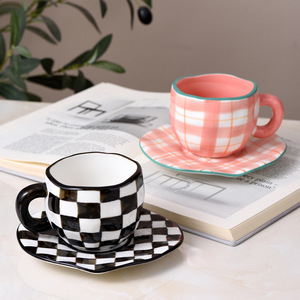 Conjunto de Xícara e Pires de Café em Porcelana Bone China Madou, Pintado à Mão, com Padrão Xadrez Marrom, Design Exquisito e Adorável, Presentes Corporativos, Ecológico - Product Image 5