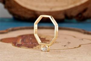 Anillo de mujer con engaste de bisel abierto redondo y forma hexagonal, diseño elegante y moderno con piedra preciosa brillante, perfecto para el día a día. - Product Image 4