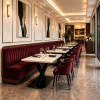 Ensemble de banquettes en tissu vert brûlé, table en marbre blanc avec base en X, fauteuils de luxe personnalisables, mobilier de restaurant en gros