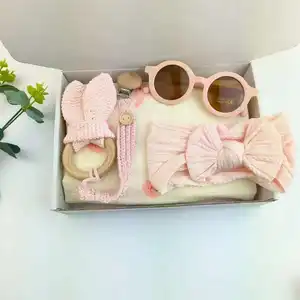 Conjunto de meias de presente para bebês, caixa de presente personalizada de algodão para recém-nascidos, com clipe de chupeta e anel de madeira, ideal para presente, novidade de 2024