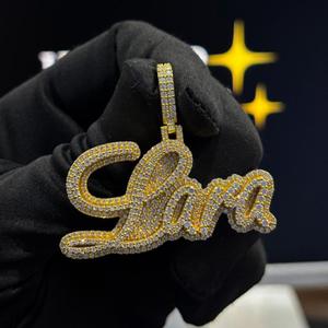 Colgante Personalizado con Nombre Lara, Totalmente Cubierto de Diamantes de Imitación, Estilo Hiphop, Chapado en Oro de 18K, Letra Cursiva para Hombre y Mujer - Product Image 1