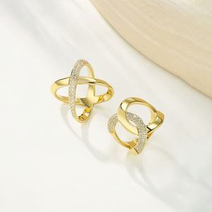 Bague en acier inoxydable de mode en gros, design croisé, fine alliance dorée, zircone de luxe, certifiée QC, garantie de 12 mois - Product Image 6