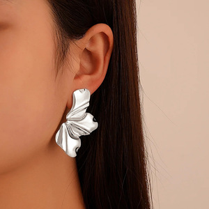 Orecchini a Perno Vintage a Petalo di Fiore Irregolare, Gioielli Eleganti e Audaci per Donna, Ideali per Abiti da Sera, Feste e Come Regalo - Product Image 5