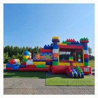 Château gonflable combiné avec toboggan aquatique sur le thème des camions de pompiers pour les événements estivaux