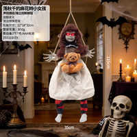 Décoration d'Halloween : Poupée fantôme suspendue électrique et animée avec yeux rouges lumineux et ours en peluche pour porche et jardin.