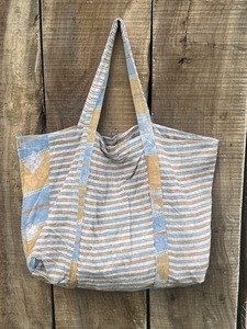 Bolsa de tela Kantha de algodón hecha a mano, reversible, acolchada, ecológica, reutilizable, para compras, viajes, supermercado, playa. - Product Image 1