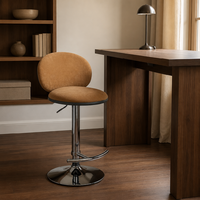 Chaise de bar pivotante en velours beige avec dossier arrondi, assise rembourrée, base chromée, repose-pieds et hauteur réglable pour salle à manger