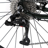 Vélo de montagne électrique 250W avec cadre en fibre de carbone, moteur brushless central, batterie lithium 720Wh pour trajets urbains (avant/arrière)