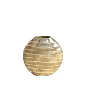 Vase décoratif de table en métal fait main élégant, léger et de haute qualité pour la maison et l'usage commercial, ajoutant une touche de sophistication - Product Image 1