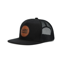 Gorra Trucker de Ala Plana al por Mayor con Logotipo de Parche de Cuero Redondo Personalizado, Malla Transpirable en la Parte Trasera, Gorra Snapback Estilo Vaquero Occidental Urbano