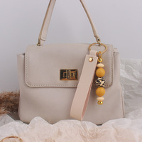 Porte-clés en cuir PU avec breloque de sac en silicone perlé imprimé léopard, pendentif de clé de voiture fait main, accessoire de mode féminin pour cadeau
