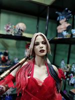 Estatua de Resina de Harley Quinn con Vestido Rojo, Escuadrón Suicida 2, Figura de Margot Robbie 1/4, Escultura Coleccionable de Anime para Decoración de Sala de Juegos