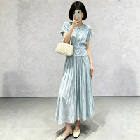 Ensemble deux pièces formel blanc uni pour femme, avec chemisier à volants en dentelle patchwork ODM et jupe longue plissée évasée, taille haute, idéal pour mariages et événements.