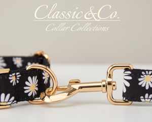 Collier et laisse pour chien en velours personnalisé Daisy Solid avec nœud papillon, gravure personnalisée du nom de l'animal, boucle en métal, cadeau d'anniversaire pour chiot, couleur lilas - Product Image 6