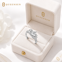 18K Weißgold Platinbeschichteter Verlobungsring mit Princess-Cut Labor-Diamant und Graduiertem Cluster-Diamantbesatz an den Ringflügeln, IGI-zertifiziert