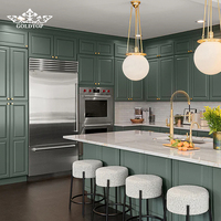 Meuble de cuisine personnalisé en bois massif et contreplaqué MDF vert, avec portes shaker, comprenant un meuble bas, un meuble mural et un garde-manger haut