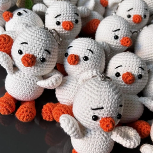 Llavero de Pato Blanco de Peluche Amigurumi Hecho a Mano, de Algodón y Felpa, Adorable Juguete de Dibujos Animados para Colgar en el Bolso, Regalo para Niños y Adultos Unisex - Product Image 4
