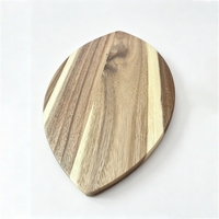 Planche à découper en bois d'acacia en forme de ballon de football, plateau de service pour charcuterie de 16 x 9,5 pouces pour les fêtes, les sorties en plein air et la maison