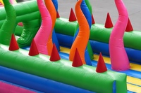 Pista de Obstáculos Inflable Comercial de Colores Arcoíris, PVC Resistente, para Niños, Carrera de Desafío, Alquiler para Fiestas, Carnavales y Eventos al Aire Libre