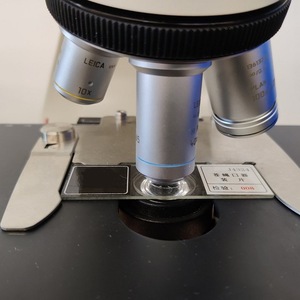 Leica-Mikroskop mit 40-fachem Objektiv für Objektträgerbeobachtung, Optisches Instrument für Laboranwendungen - Product Image 1