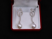 Vente flash - Boucles d'oreilles en or massif 18 carats avec diamants naturels de forme incurvée et perles de culture d'eau salée Akoya japonaises de 8,5 à 9 mm