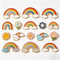 Venta al por mayor del fabricante: Pines de solapa de metal esmaltados 3D con diseño de arcoíris y estilo de dibujos animados, insignias de metal personalizables con diseño de nube.