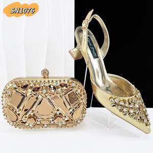 Set di <span class=keywords><strong>Scarpe</strong></span> e Borsa Coordinate per Donna Italiane, <span class=keywords><strong>Scarpe</strong></span> Africane con <span class=keywords><strong>Tacco</strong></span> Alto e Strass Viola Chiaro, Set Borsa e Pochette <span class=keywords><strong>Lilla</strong></span> per Feste - Product Image 4
