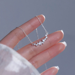 Collana girocollo con pietre scintillanti, elegante e minimalista, per donna - Product Image 4