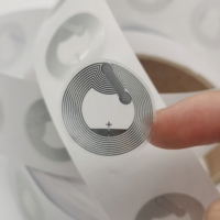 Étiquette NFC personnalisée à bas prix NTAG213 RFID, enlayeable, étanche, pour carte de visite, paiement, contrôle d'accès hôtelier
