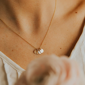 <span class=keywords><strong>Collana</strong></span> personalizzata <span class=keywords><strong>argento</strong></span> <span class=keywords><strong>925</strong></span> placcato oro per bambini tre piccoli ciondoli a disco personalizza <span class=keywords><strong>collana</strong></span> <span class=keywords><strong>con</strong></span> <span class=keywords><strong>nome</strong></span> - Product Image 4