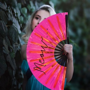 Ventilador de mano plegable de bambú grande portátil pintado con arte popular que brilla con brillo UV de 13 pulgadas al por mayor para fiesta Rave Festival Disco - Product Image 1