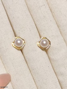 ชุดเครื่องประดับ UM Jewelry เงินแท้ 925 ประดับมุกธรรมชาติ ดีไซน์ Versailles Golden Window ต่างหูและจี้ สำหรับทุกเพศ เหมาะเป็นของขวัญในชีวิตประจำวัน - Product Image 4