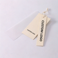 Étiquettes suspendues en papier mat beige minimaliste avec cordon en coton, étiquettes personnalisées avec logo pour les marques de vêtements de mode - Qualité professionnelle